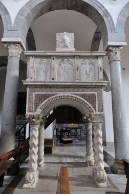 Teano, Katedral. San Clemente Katedrali Teano şehrinin başlıca ibadet yeri ve Teano-Calvi piskoposluğunun merkezidir.