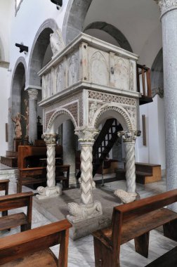 Teano, Katedral. San Clemente Katedrali Teano şehrinin başlıca ibadet yeri ve Teano-Calvi piskoposluğunun merkezidir.