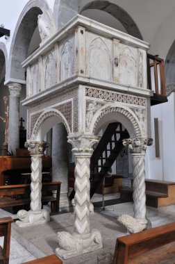 Teano, Katedral. San Clemente Katedrali Teano şehrinin başlıca ibadet yeri ve Teano-Calvi piskoposluğunun merkezidir.