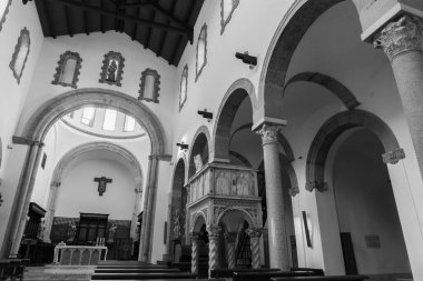 Teano, Katedral. San Clemente Katedrali Teano şehrinin başlıca ibadet yeri ve Teano-Calvi piskoposluğunun merkezidir.