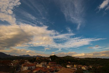 Teano, Caserta, Campania. Roccamonfina volkanik kütlesinin yamaçlarında yer alan Roma öncesi kökenli bir kasaba. Tarihi merkezin görüntüsü.