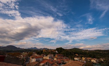Teano, Caserta, Campania. Roccamonfina volkanik kütlesinin yamaçlarında yer alan Roma öncesi kökenli bir kasaba. Tarihi merkezin görüntüsü.