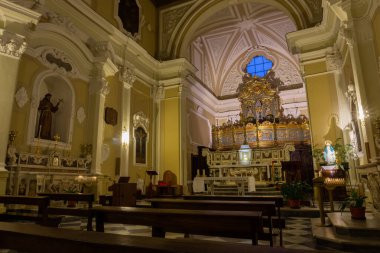 Teano, Caserta, Campania. San Francesco Kilisesi. 14. yüzyılda, Gotik tarzında, geleneksel küçükler tarafından inşa edilmiş. Barok çağında büyük ölçüde yenilenmiş..