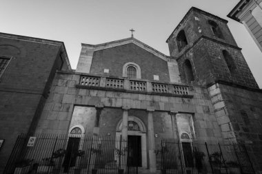 Teano, Katedral. San Clemente Katedrali Teano şehrinin başlıca ibadet yeri ve Teano-Calvi piskoposluğunun merkezidir.