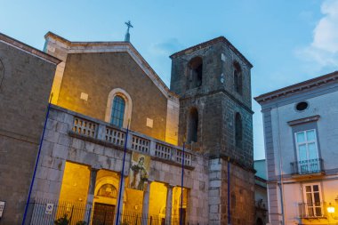 Teano, Katedral. San Clemente Katedrali Teano şehrinin başlıca ibadet yeri ve Teano-Calvi piskoposluğunun merkezidir.