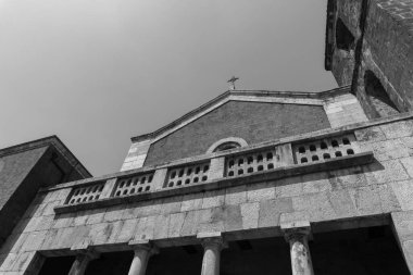Teano, Katedral. San Clemente Katedrali Teano şehrinin başlıca ibadet yeri ve Teano-Calvi piskoposluğunun merkezidir.