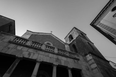 Teano, Katedral. San Clemente Katedrali Teano şehrinin başlıca ibadet yeri ve Teano-Calvi piskoposluğunun merkezidir.