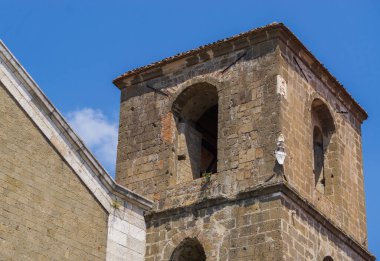 Teano, Katedral. San Clemente Katedrali Teano şehrinin başlıca ibadet yeri ve Teano-Calvi piskoposluğunun merkezidir.