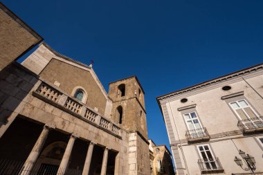 Teano, Katedral. San Clemente Katedrali Teano şehrinin başlıca ibadet yeri ve Teano-Calvi piskoposluğunun merkezidir.