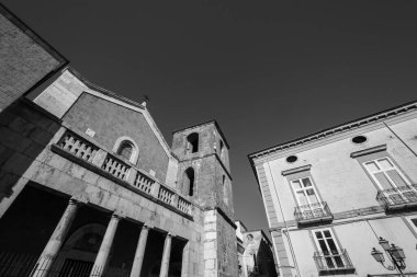 Teano, Katedral. San Clemente Katedrali Teano şehrinin başlıca ibadet yeri ve Teano-Calvi piskoposluğunun merkezidir.