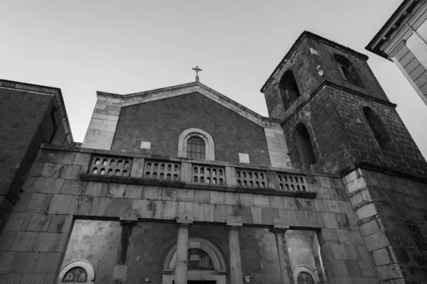 Teano, Katedral. San Clemente Katedrali Teano şehrinin başlıca ibadet yeri ve Teano-Calvi piskoposluğunun merkezidir.