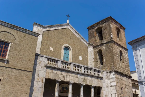 Teano, Katedral. San Clemente Katedrali Teano şehrinin başlıca ibadet yeri ve Teano-Calvi piskoposluğunun merkezidir.