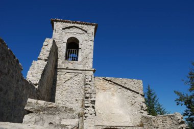 Castiglione di Carovilli, Isernia, Molise. Ammond Kilisesi. Yaz bakışları.