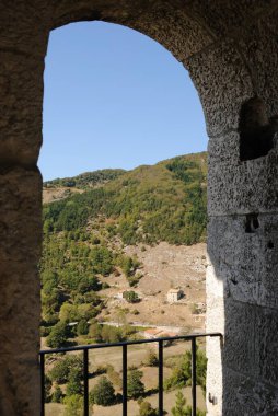 Castiglione di Carovilli, Isernia, Molise. Ammond Kilisesi. Yaz bakışları.