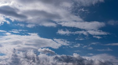 Gökyüzündeki bulutlar. Bulutlarla dolu bir gökyüzünün muhteşem manzarası. Bulutlu bir gökyüzünün derinliği ve üç boyutlu.