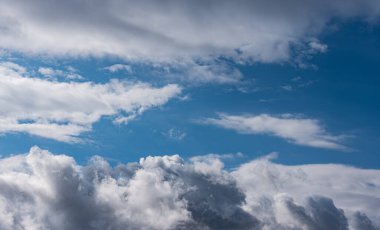 Gökyüzündeki bulutlar. Bulutlarla dolu bir gökyüzünün muhteşem manzarası. Bulutlu bir gökyüzünün derinliği ve üç boyutlu.