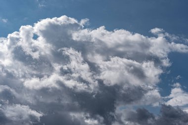 Gökyüzündeki bulutlar. Bulutlarla dolu bir gökyüzünün muhteşem manzarası. Bulutlu bir gökyüzünün derinliği ve üç boyutlu.