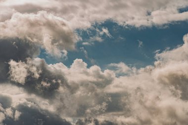 Gökyüzündeki bulutlar. Bulutlarla dolu bir gökyüzünün muhteşem manzarası. Bulutlu bir gökyüzünün derinliği ve üç boyutlu.