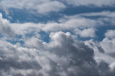 Gökyüzündeki bulutlar. Bulutlarla dolu bir gökyüzünün muhteşem manzarası. Bulutlu bir gökyüzünün derinliği ve üç boyutlu.