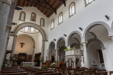 Teano, Katedral. San Clemente Katedrali Teano şehrinin başlıca ibadet yeri ve Teano-Calvi piskoposluğunun merkezidir.