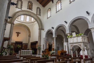 Teano, Katedral. San Clemente Katedrali Teano şehrinin başlıca ibadet yeri ve Teano-Calvi piskoposluğunun merkezidir.