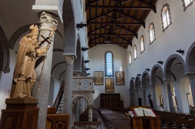 Teano, Katedral. San Clemente Katedrali Teano şehrinin başlıca ibadet yeri ve Teano-Calvi piskoposluğunun merkezidir.