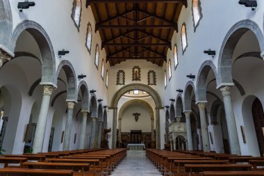 Teano, Katedral. San Clemente Katedrali Teano şehrinin başlıca ibadet yeri ve Teano-Calvi piskoposluğunun merkezidir.
