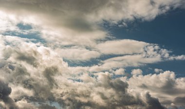 Gökyüzündeki bulutlar. Bulutlarla dolu bir gökyüzünün muhteşem manzarası. Bulutlu bir gökyüzünün derinliği ve üç boyutlu.