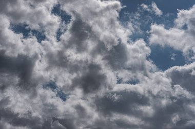 Gökyüzündeki bulutlar. Bulutlarla dolu bir gökyüzünün muhteşem manzarası. Bulutlu bir gökyüzünün derinliği ve üç boyutlu.