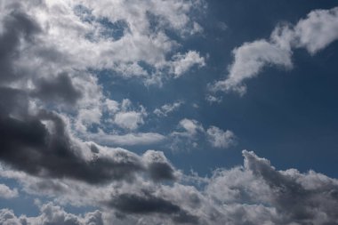 Gökyüzündeki bulutlar. Bulutlarla dolu bir gökyüzünün muhteşem manzarası. Bulutlu bir gökyüzünün derinliği ve üç boyutlu.