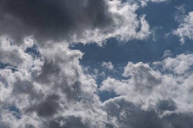 Gökyüzündeki bulutlar. Bulutlarla dolu bir gökyüzünün muhteşem manzarası. Bulutlu bir gökyüzünün derinliği ve üç boyutlu.