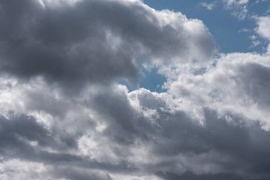 Gökyüzündeki bulutlar. Bulutlarla dolu bir gökyüzünün muhteşem manzarası. Bulutlu bir gökyüzünün derinliği ve üç boyutlu.