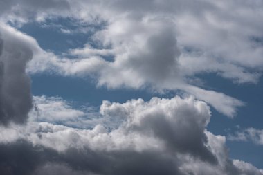 Gökyüzündeki bulutlar. Bulutlarla dolu bir gökyüzünün muhteşem manzarası. Bulutlu bir gökyüzünün derinliği ve üç boyutlu.