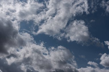 Gökyüzündeki bulutlar. Bulutlarla dolu bir gökyüzünün muhteşem manzarası. Bulutlu bir gökyüzünün derinliği ve üç boyutlu.