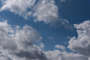 Gökyüzündeki bulutlar. Bulutlarla dolu bir gökyüzünün muhteşem manzarası. Bulutlu bir gökyüzünün derinliği ve üç boyutlu.