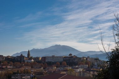 Teano, Caserta, Campania. Roccamonfina volkanik kütlesinin yamaçlarında yer alan Roma öncesi kökenli bir kasaba. Tarihi merkezin görüntüsü.