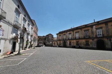 Teano, Caserta, Campania. Roccamonfina volkanik kütlesinin yamaçlarında yer alan Roma öncesi kökenli bir kasaba. Tarihi merkezin görüntüsü.