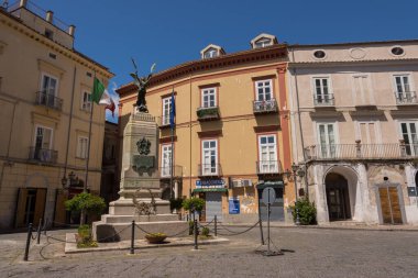 Teano, Caserta, Campania. Roccamonfina volkanik kütlesinin yamaçlarında yer alan Roma öncesi kökenli bir kasaba. Tarihi merkezin görüntüsü.