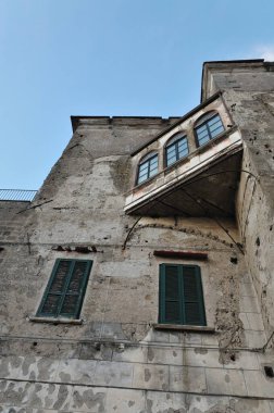 Teano, Caserta, Campania. Roccamonfina volkanik kütlesinin yamaçlarında yer alan Roma öncesi kökenli bir kasaba. Tarihi merkezin görüntüsü.