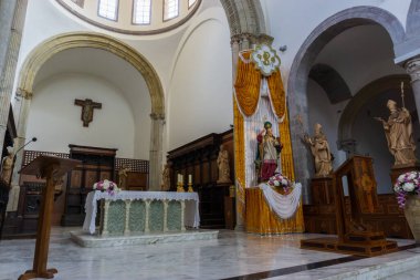 Teano, Katedral. San Clemente Katedrali Teano şehrinin başlıca ibadet yeri ve Teano-Calvi piskoposluğunun merkezidir.
