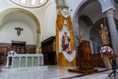 Teano, Katedral. San Clemente Katedrali Teano şehrinin başlıca ibadet yeri ve Teano-Calvi piskoposluğunun merkezidir.