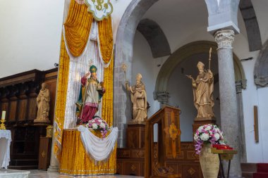 Teano, Katedral. San Clemente Katedrali Teano şehrinin başlıca ibadet yeri ve Teano-Calvi piskoposluğunun merkezidir.