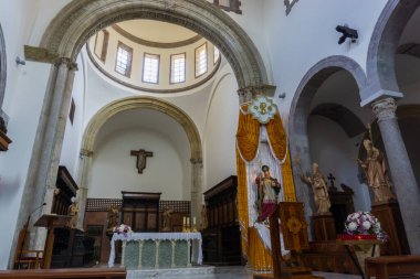 Teano, Katedral. San Clemente Katedrali Teano şehrinin başlıca ibadet yeri ve Teano-Calvi piskoposluğunun merkezidir.