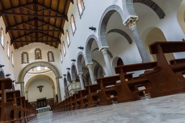 Teano, Katedral. San Clemente Katedrali Teano şehrinin başlıca ibadet yeri ve Teano-Calvi piskoposluğunun merkezidir.