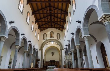 Teano, Katedral. San Clemente Katedrali Teano şehrinin başlıca ibadet yeri ve Teano-Calvi piskoposluğunun merkezidir.