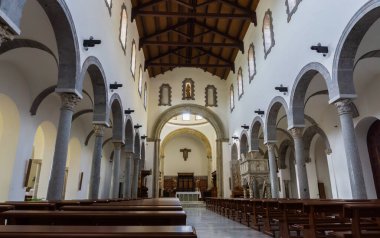 Teano, Katedral. San Clemente Katedrali Teano şehrinin başlıca ibadet yeri ve Teano-Calvi piskoposluğunun merkezidir.