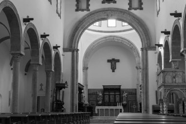 Teano, Katedral. San Clemente Katedrali Teano şehrinin başlıca ibadet yeri ve Teano-Calvi piskoposluğunun merkezidir.
