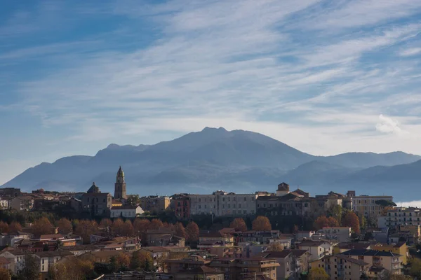 Teano, Caserta, Campania. Roccamonfina volkanik kütlesinin yamaçlarında yer alan Roma öncesi kökenli bir kasaba. Tarihi merkezin görüntüsü.