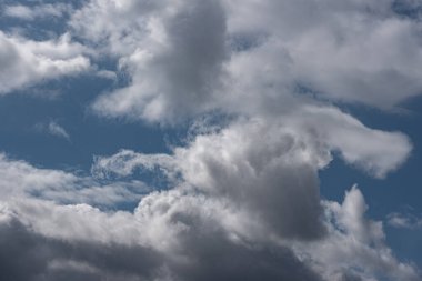 Gökyüzündeki bulutlar. Bulutlarla dolu bir gökyüzünün muhteşem manzarası. Bulutlu bir gökyüzünün derinliği ve üç boyutlu.