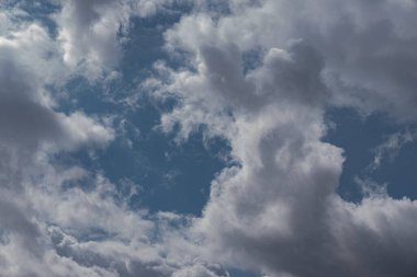 Gökyüzündeki bulutlar. Bulutlarla dolu bir gökyüzünün muhteşem manzarası. Bulutlu bir gökyüzünün derinliği ve üç boyutlu.